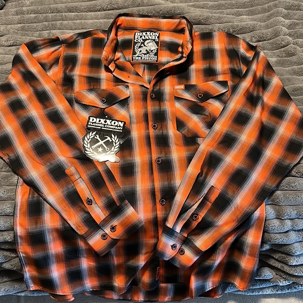Brand new, never worn, only hung up in closet, Dixxon flannel. The piston, 2X